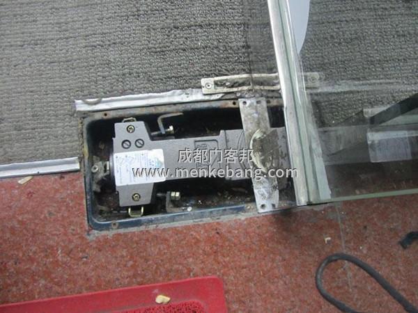 地弹簧玻璃门擦地怎么调,玻璃门地弹簧上下调节方法 地弹簧玻璃门擦地怎么调,玻璃门地弹簧上下调节方法